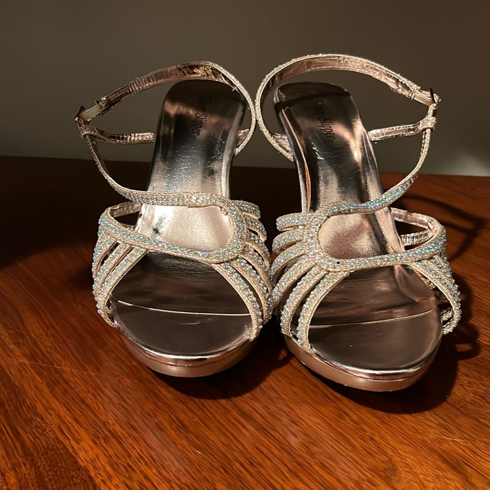 Fabulous pair of heeled sandals with matching clutch
